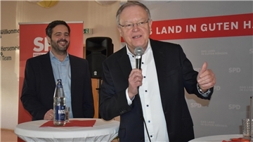 Über 100 SPD-Fans waren nach Loxstedt-Hohewurth gekommen, um den Bundestagsabgeordneten Daniel Schneider (links) und Ministerpräsident Stephan Weil zu erleben.