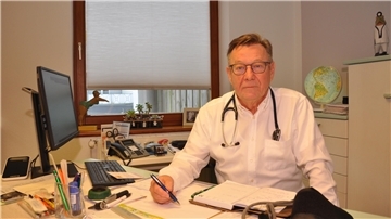 Über 40 Jahre hat Dr. Peter Schmidt als Hausarzt in Nordenham gearbeitet. Nun hat er sich aus der Praxis am Markt verabschiedet.