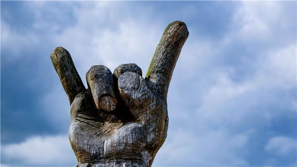Metalfans verlassen Wacken ohne Probleme Über allem thront die „Pommesgabel“: Die, die reinkamen - immerhin rund 61.000 Metalfans -, ließen sich den Spaß in Wacken nicht nehmen.