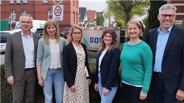 Zwei Männer und vier Frauen stehen in Brake vor dem Sitz des Oldenburgisch-Ostfriesischen Wassserverbandes.