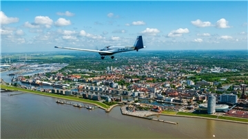 Über den Wolken - so schön ist Bremerhaven von oben.