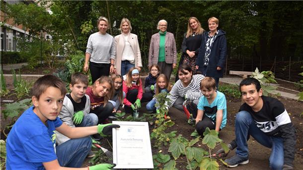 Über die Auszeichnung freuen sich die Schüler und Schülerinnen des Gymnasiums genauso wie die verantwortlichen Lehrerinnen und die neue stellvertretende Schulleiterin Anja Cotte (hinten, Dritte von links).