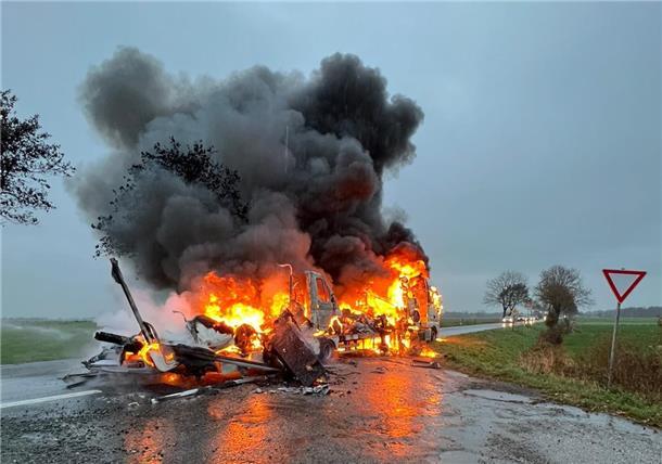 Laster und Wohnmobile brennen auf L116 bei Lintig aus Über die Brandursache und Höhe des entstandenen Sachschadens machte die Feuerwehr keine Angaben.