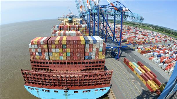 Wird Bremerhaven zum „Hotspot der Drogenkriminalität“? Das soll am Hafen passieren Schiff vor Containerbrücken.