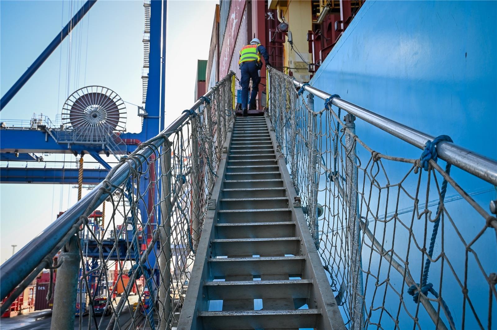 Über die Gangway gelangen die Beamten auf die „Maren Maersk“.