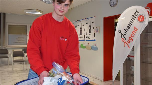 Marcello Heitmann packt den Ausbildungsrucksack der Johanniter. 