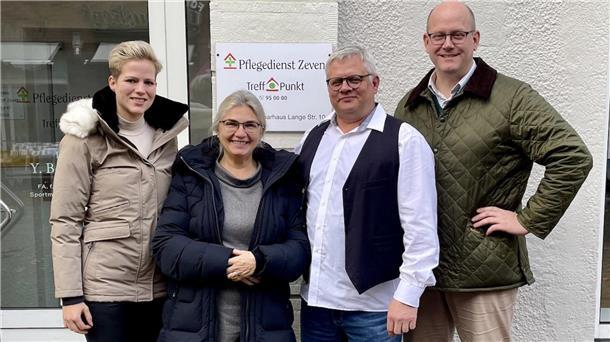Über die Situation und neue Wege der Kooperation in der häuslichen Pflege im Bereich Zeven hat sich der Landtagsabgeordnete Dr. Marco Mohrmann bei Michael und Marzenna Bendt sowie Elisabeth Blanken (von rechts) informiert.