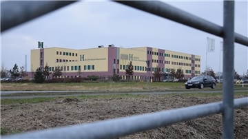 Blick auf die Helios-Klinik in Nordenham durch ein Weidengatter