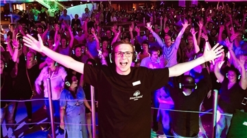 Über drei Jahre war DJ Jannik immer wieder auf Kreuzfahrtschiffen unterwegs. In seinen Monaten an Land legte er bei Hochzeiten oder in Janssens Tanzpalast in Cuxhaven auf. Doch seit Corona ist das nicht mehr möglich.
