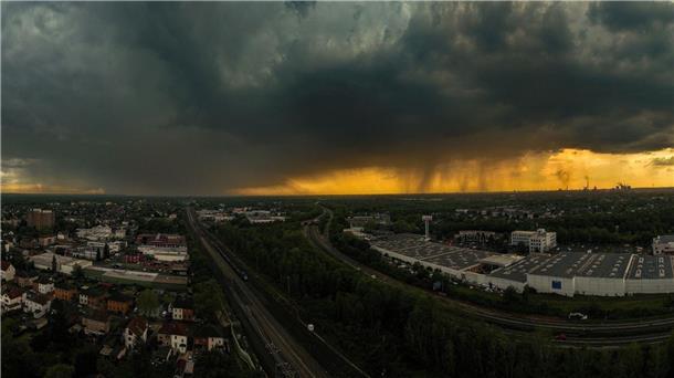 Hunderte Einsätze nach Gewittern und heftigen Regenfällen Über Duisburg hat sich der Himmel verdunkelt.