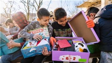 Über einen Schuhkarton voller Geschenke freuen sich Kinder in Kriegsgebieten und in von Hunger und Not gezeichneten Ländern in Osteuropa.