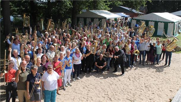 Über einhundert Bläserinnen und Bläser kamen am Sonntag zum Posaunentag nach Farven.