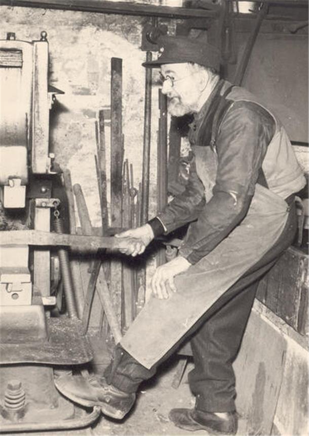 Über Jahrzehnte arbeitete in Moorsee der Schmied Heinrich Schnittger. Fritz Frerichs fotografierte ihn 1955.