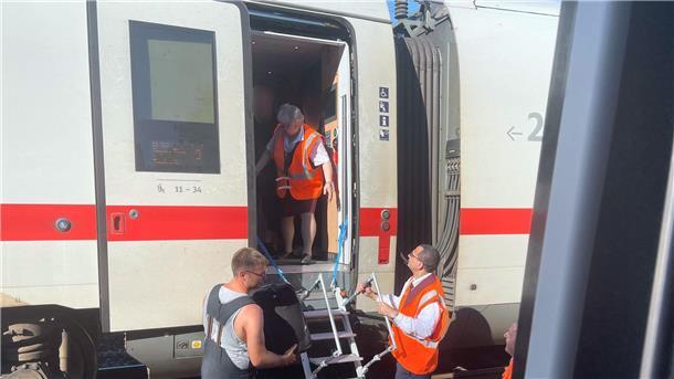 ICE auf freier Strecke geräumt - Umstieg über Leitern Über Leitern mussten rund 380 Fahrgäste aus einem ICE auf dem Weg nach München aussteigen.