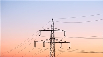 Über Netzentgelte wird unter anderem der teure Ausbau der Stromnetze finanziert. (Archivbild)