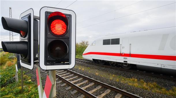 Über Ostern werden sowohl die Schnellbahnstrecke Stuttgart-Mannheim als auch die Rheintalbahn zwischen Karlsruhe und Basel wegen Sanierungsarbeiten gesperrt. (Archivbild)