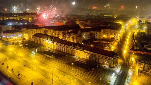 Mehrheit der Deutschen für Böllerverbot zu Silvester Über Potsdam steigt in der Silvesternacht 2019 Feuerwerk in den Nachthimmel auf.