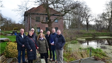 (v.l.): Volker Radau (stv. Vorsitzender Heimatverein Beverstedt), Carmina Schemkes (Mühlenstiftung), Ralf Wolf (Sprecher Mühlengruppe), Birgit Greiner (Mühlenstiftung), Hartmut Spreen (Kassenwart Heimatverein), Ilhan Durmush (Fachdienst Bautechnik Gemeinde Beverstedt), Guido Dieckmann (Gemeindebürgermeister), Harald Krämer (Mühlenstiftung)