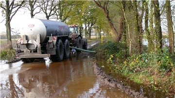 Über zwei Jahre lang musste die Gemeinde das Wasser aus dem Appelner Dorfgraben in die Beverstedter Kläranlage abfahren, weil dort ein Abwasserpilz entdeckt worden war.