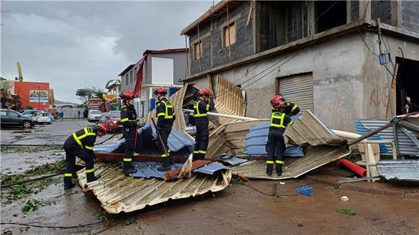 Wohl erst in Tagen Gewissheit über Todeszahl auf Mayotte Überall auf Mayotte laufen Aufräumarbeiten.