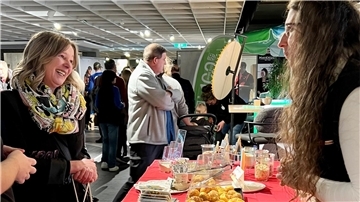 Zwei Frauen unterhalten sich an einem Stand