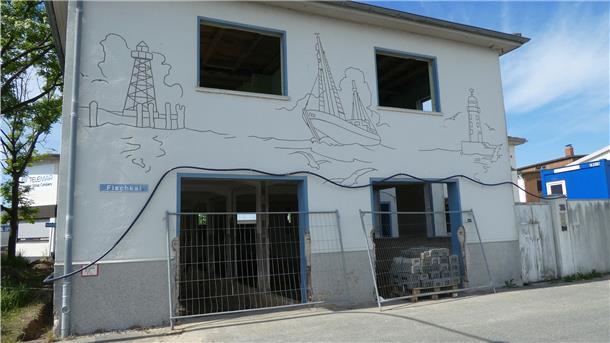 Überall in Bremerhaven - auf dem Bild am Fischkai - gibt es noch sogenannte Fassaden-Sgrafitti. In einer Ausstellung soll ihre Geschichte aufgearbeitet werden.
