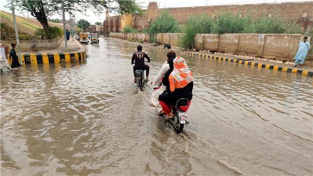Überall Wasser: Menschen fahren durch überschwemmte Straßen nach starkem Monsunregen.