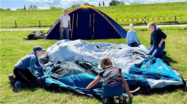 Mit Luftmatratze und Kuscheltier: So läuft das große Zeltlager in Burhave Aufbau eines Zeltes in Burhave