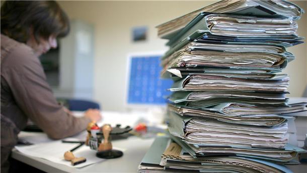 Studie: Bürokratie kostet deutsche Wirtschaft 67 Milliarden Überbordenden Vorschriften kosten die deutsche Wirtschaft Milliarden (Archivbild)