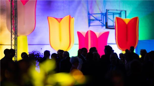 Überdimensionale Plastikblumen bestimmten das Bild beim Neujahrsempfang in der Geestlandhalle in Elmlohe.