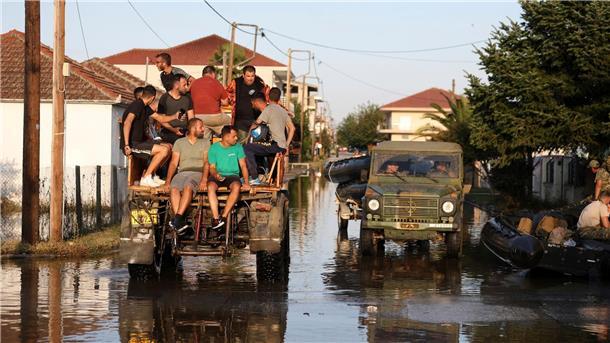 Flut in Griechenland: Seuchengefahr hoch Überflutete Straßen im griechischen Palamas. In den meisten betroffenen Regionen ist die Stromversorgung wieder hergestellt worden. Probleme gibt es jedoch mit der Wasserversorgung.