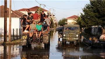 Überflutete Straßen im griechischen Palamas. In den meisten betroffenen Regionen ist die Stromversorgung wieder hergestellt worden. Probleme gibt es jedoch mit der Wasserversorgung.