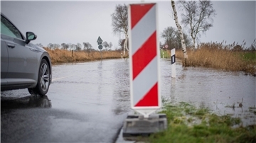 Überflutete Straßen und Radwege im Kreis Cuxhaven: Hier staut sich das Wasser auf der Kreisstraße zwischen Bramel und Laven. 