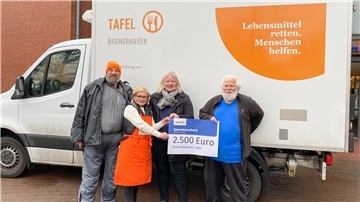 Übergabe des Spendenschecks: Nicht nur für Lebensmittel wird das Geld benötigt, sondern auch, um den Fuhrpark am Laufen halten zu können.
