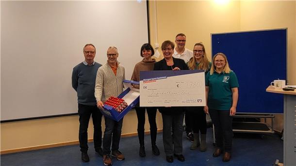 Übergabe einer Spende vom Zevener Stadtrat in Höhe von 1780 Euro an das JRK-Zeven.