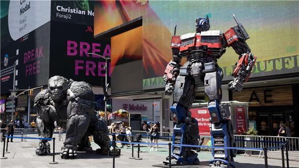 Nonstop-Action und Hip-Hop im neuen „Transformers“-Film Übergroße Roboterfiguren stehen auf dem Times Square, um für den neuen „Transporters“-Film zu werben.