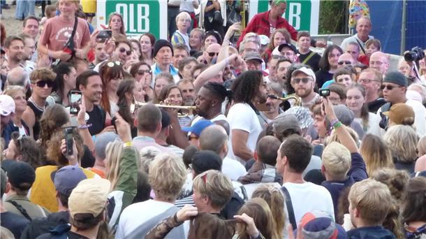 Das „Watt en Schlick“-Festival begeistert mit Musik abseits des Mainstreams Überhaupt zog es einige Musiker, hier zwei Mitglieder der Band Ezra Collective, auf dem „Watt en Schlick“ in Publikum.
