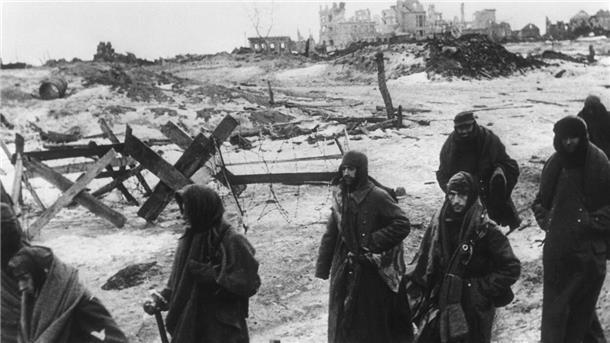 Überlebende deutsche Soldaten verlassen nach der Kapitulation Stalingrad. Die Ende August 1942 bis Stalingrad vorgestoßene deutsche 6. Armee unter Generaloberst Friedrich Paulus wurde Ende November 1942 von der sowjetischen Armee eingekesselt. Am 31. Januar beziehungsweise 2. Februar kapitulierten die Überlebenden samt der Generalität. Foto: dpa