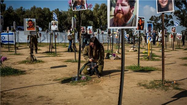 Israels Militärgeheimdienst-Direktor tritt zurück Überlebende und Angehörige der Opfer auf dem Gelände des Musikfestivals Supernova, dem Ort des brutalen Terrorangriffs der Hamas vom 7. Oktober 2023.