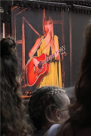 Taylor Swift auf einer Videowand