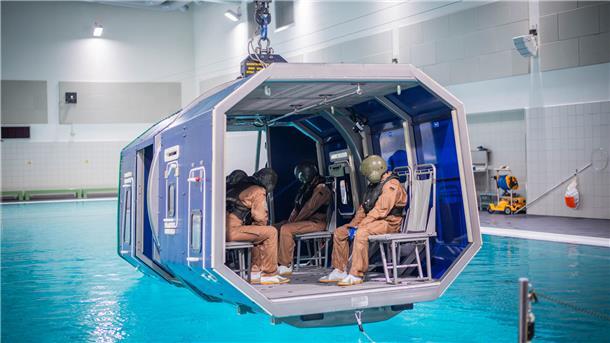 Überleben auf See, Nachtsicht-Parcours: Das bietet die Marineschule Besuchern Überlebenstraining in Bremerhaven – in der Marineoperationsschule gibt es Vorführungen.