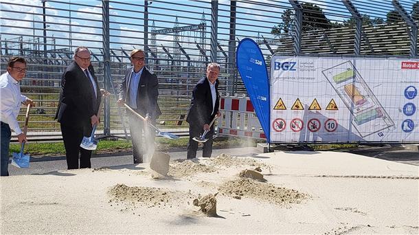 Stephan Tode, Harald Stindt, Stephan Siefken und Dr. Klaus-Jürgen Brammer beim ersten Spatenstich.