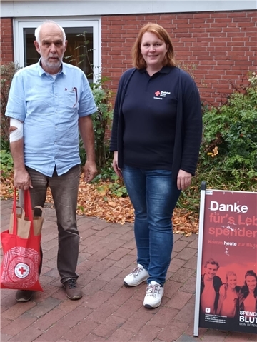 Werner Jagusch und Corinna von Glahn schauen in die Kamera.