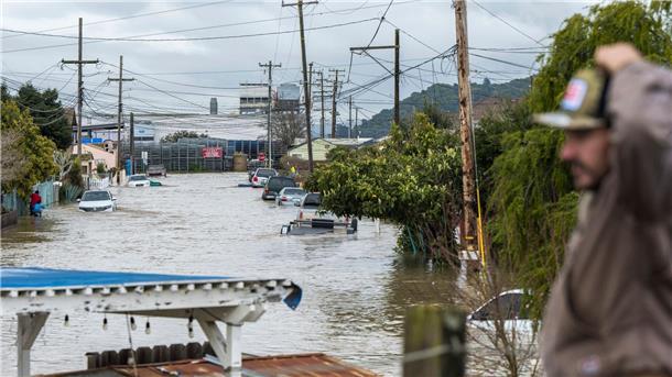 Weltklimarat fordert drastische Klimaschutzschritte vor 2030 Überschwemmungen im kalifornischen Watsonville. Der Weltklimarat geht selbst in den optimistischsten Szenarien mit sehr deutlicher Emissionsminderung davon aus, das die Erwärmung 1,5 Grad vorübergehend überschreiten dürfte, und dies für mehrere Jahrzehnte.