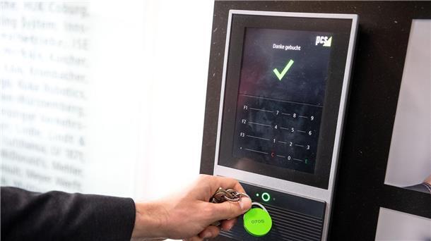 Beschäftigte leisteten 2023 rund 1,3 Milliarden Überstunden Überstunden werden häufig digital erfasst (Symbolbild).