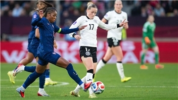 „Top, top, top Leistung“: Wücks junge Wilde begeistern Überzeugte den Bundestrainer: Franziska Kett (r) vom FC Bayern.