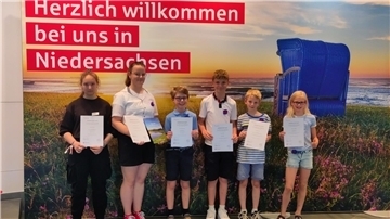 Überzeugten mit ihren Lesevorträgen (von links): Keana Meyer (3. Platz Altersgruppe E), Lena Blechschmidt (Siegerin Altersgruppe E des Saterfriesisch-Wettbewerbs), Ids Verhoef (2. Platz Altersgruppe D), Caspar Brink (Altersgruppe A), Julius Overmeyer (Altersgruppe C) und Amelie Lübben (Altersgruppe B).