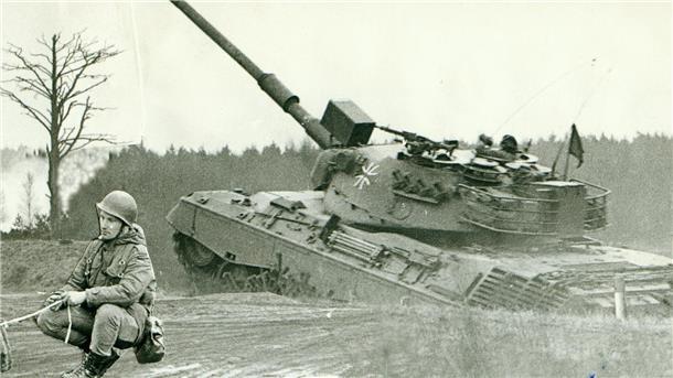 Ein Soldat und ein Panzer in einer Fotomontage.