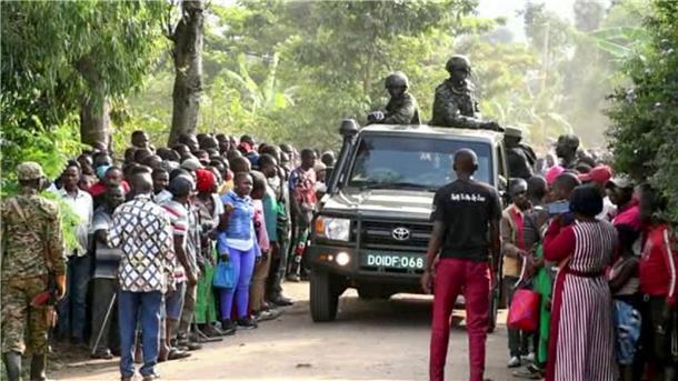 Ugandische Sicherheitskräfte fahren an einer Menschenmenge vorbei, die sich nach dem Angriff vor der Schule in Mpondwe versammelt hat (Videostandbild).