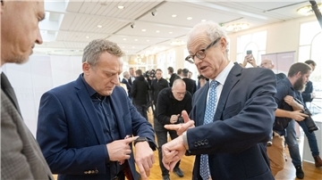 Uhrencheck: IG-Metall-Bezirksleiter Baden-Württemberg Roman Zitzelsberger (l) und Harald Marquardt von Südwestmetall.